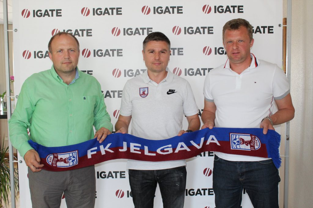 Marians Pahars (vidū) pēc līguma parakstīšanas ar FK “Jelgava”.
