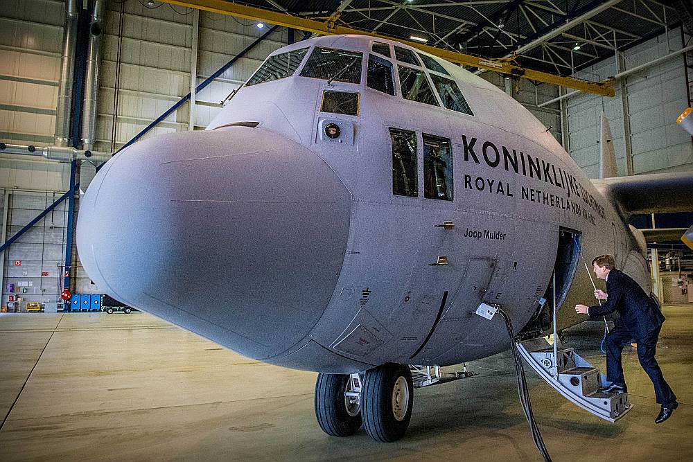 Nīderlandes karalis Vilems Aleksandrs, kuram ir pilota licence, iekāpj karalisko gaisa spēku militārajā transportlidmašīnā “Lockheed C-130” aviācijas bāzē Eindhovenā.