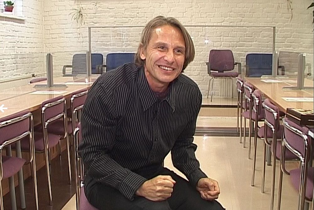 Savulaik, pirms deviņiem gadiem, par Rolandu Prīvertu TV3 pat bija izveidojusi dokumentālo filmu “Kokaīna kurjers. Prīverts”. Žurnālisti R. Prīvertu 2009. gadā intervēja ieslodzījumā Somijā (attēlā). Filmas pieteikumā televīzijas ļaudis toreiz rakstīja, ka “skatītājiem tiks atklāti arī tālākie R. Prīverta plāni, piemēram, kur plašajā pasaulē viņš paslēpis kokaīnu”. Prīverts bēdīgi slavens Latvijā kļuva 1999. gadā, kad viņu kopā ar Dairu Silavu (abi savulaik bija Latvijas Modeļu asociācijas vadītāji) aizturēja Rīgas lidostā. Abi bija lidojuši no Karakasas. Pie Silavas atrada 1,86 kilogramus kokaīna aptuveni 100 000 latu vērtībā, pie Prīverta – 0,9 gramus kokaīna. Prīvertam piesprieda sešus gadus, bet Silavai – piecus gadus cietumā. Vēlāk abus atbrīvoja pirms termiņa. 2004. gadā Prīvertu aizturēja Ekvadoras tiesībsargājošās iestādes Gvajakilas pilsētas lidostā ar 894 gramiem kokaīna.