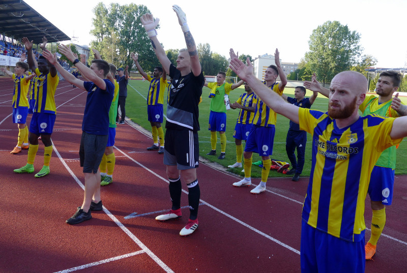 “Ventspils” futbolisti pēc spēles pret “Girondins” pateicas līdzjutējiem.