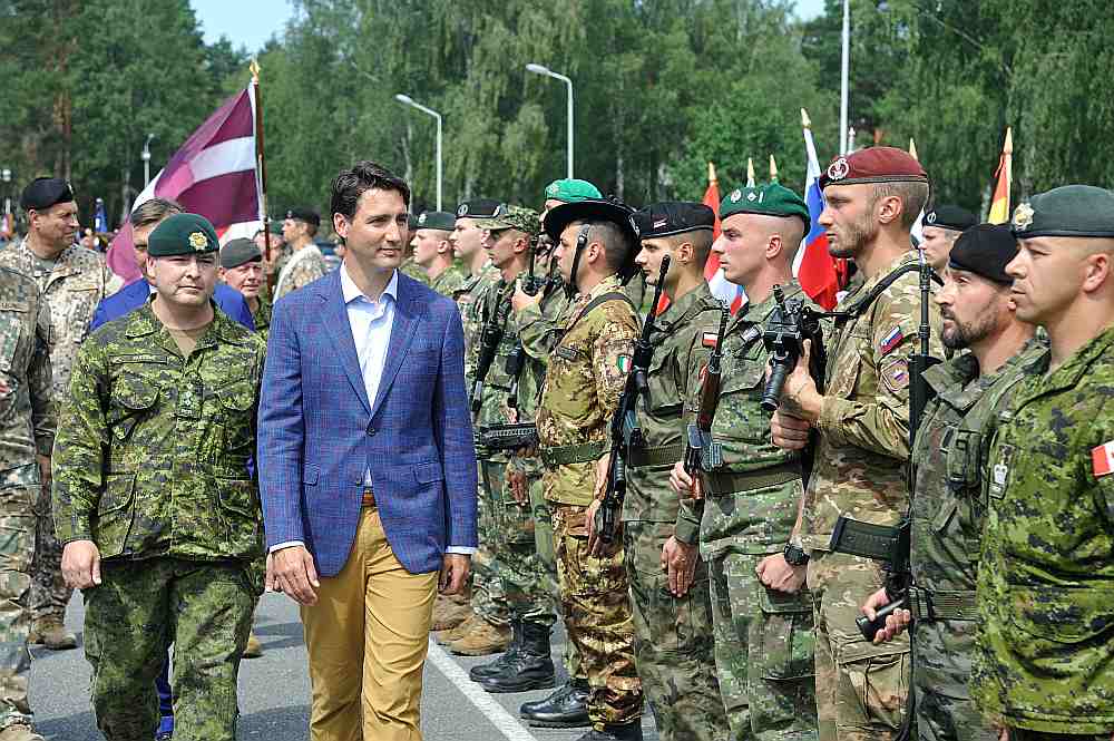 Kanādas premjers Džastins Trudo Ādažu bāzē iepazinās arī ar citu valstu karavīriem, kas piedalās NATO paplašinātās klātbūtnes kaujasgrupā.
