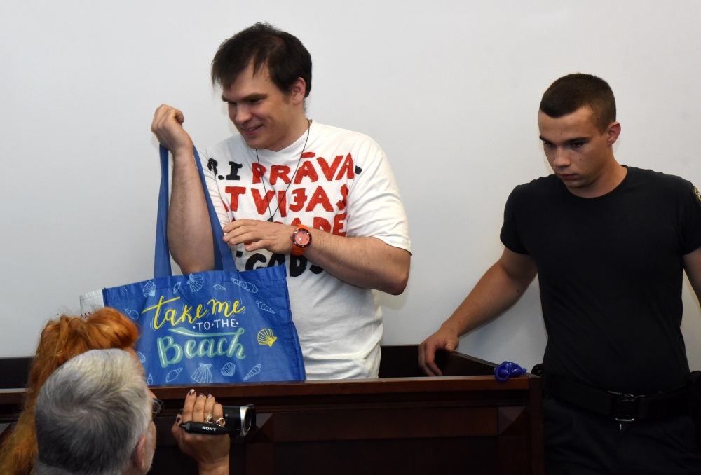 Ansis Anatols Bērziņš (foto – no kreisās) pirms tiesas sēdes, 16.07.2018.