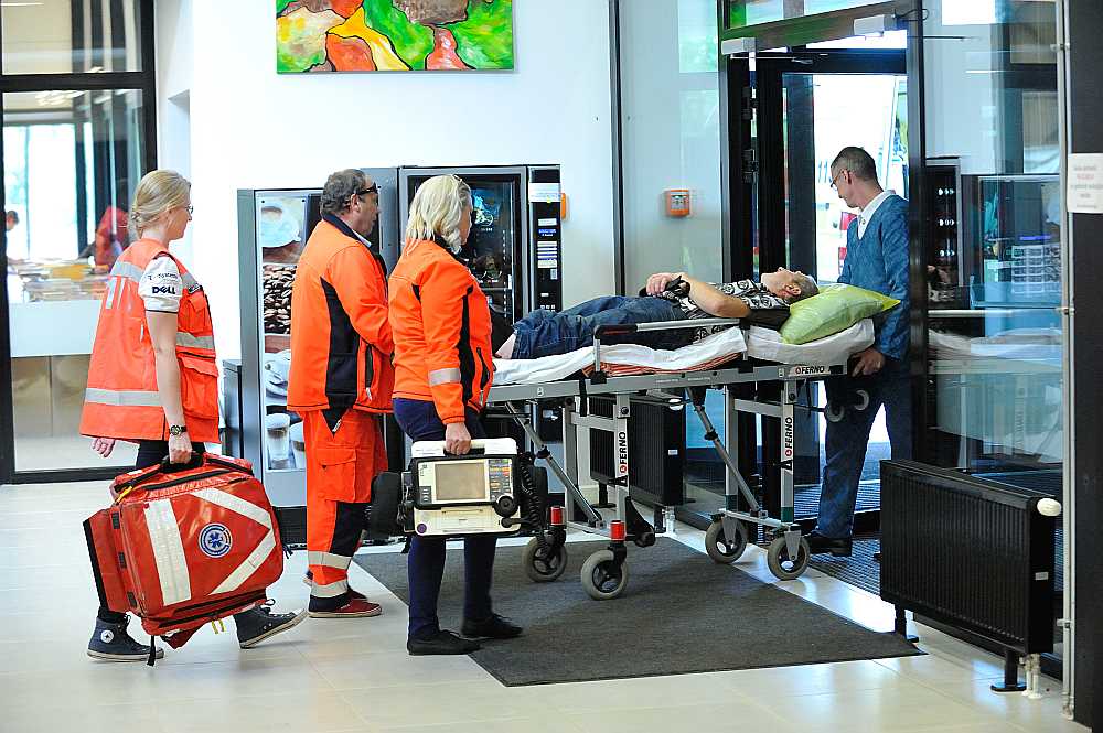 Neatliekamās medicīniskās palīdzības dienesta vadība sola, ka, samazinot nakts brigāžu skaitu, kopējais brigāžu skaits paliks nemainīgs, jo būs vairāk to mediķu, kas strādās dienas stundās, kad darba slodze ir daudz lielāka nekā nakts stundās. Patlaban ir 18 brigādes, kas strādā no pulksten 8.00 līdz 22.00, bet līdz gada beigām plānots dubultot šo brigāžu skaitu un mediķu atalgojumu palielināt par 40 līdz 45%.