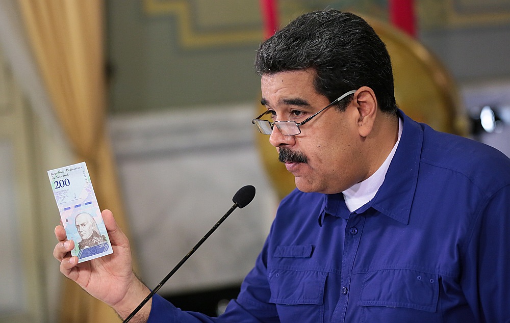 Venecuēlas prezidents Nikolass Maduro demonstrē jauno banknoti.