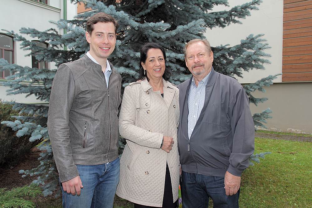 “Mūsu vidū ir tāds teiciens: sieviete, kas gulējusi ar latvieti, paliek latviete. Mariljai ļoti patīk latviešu mūzika, viņa dzied latviešu dziesmas, viņa ir sajūsmā par latviešu kultūru…” tā Edmars Grimms-Bergs un viņa dēls Eliass.