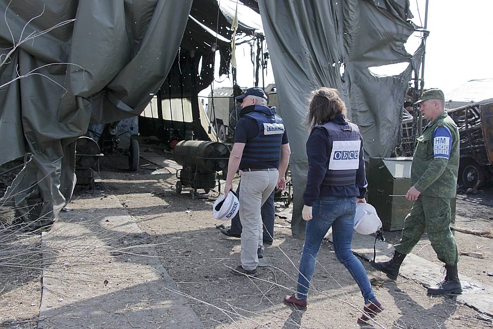 EDSO misijas darbinieki Austrumukrainā patrulē gar abu naidīgo pušu robežlīniju Doņeckas un Luhanskas apkaimē. Viņu uzdevums ir novērot situāciju un ziņot par apšaudēm, kas notiek regulāri.