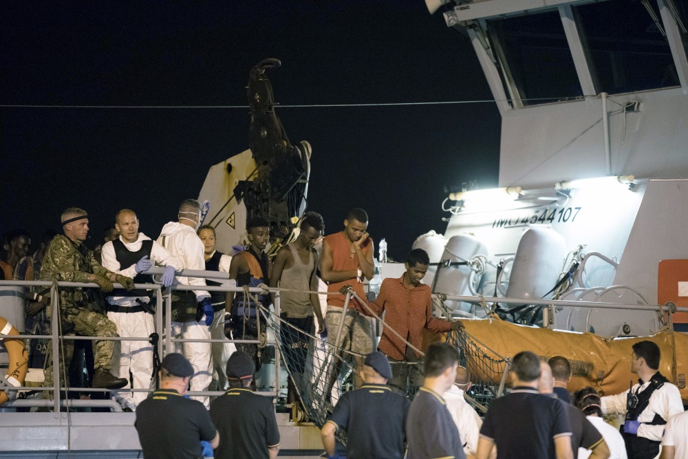 Kuģis ar migrantiem piestājis Itālijā, Sicīlijas ostā, 16.07.2018.