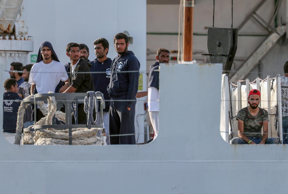 Itālijā migranti uz apsardzes kuģa, 12.07.2018.