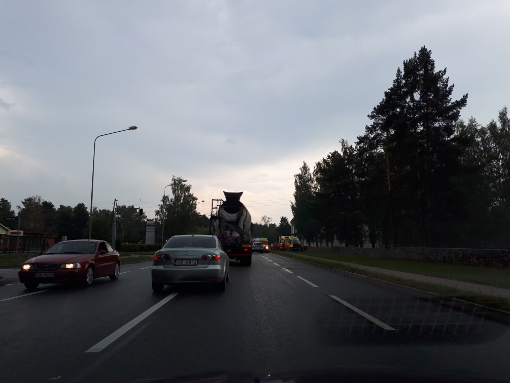 Pēc spēcīga negaisa, lietus un vēja brāzmām pirms Baltezera izveidojās sastrēgums, un, kā bija redzams, bija notikusi smaga auto sadursme Baltezerā īsi pirm pl.18, 30.07.2018.