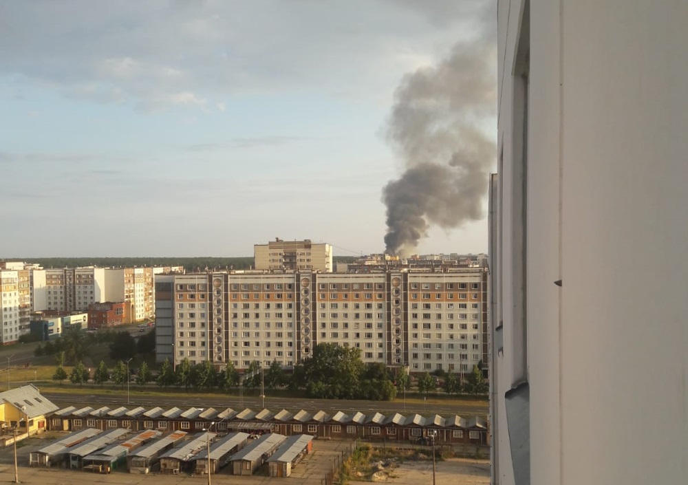 Rīgā, Lubānas ielā aizdegušās koka paletes. Dūmi redzami jau no tālienes, 26.07.2018.