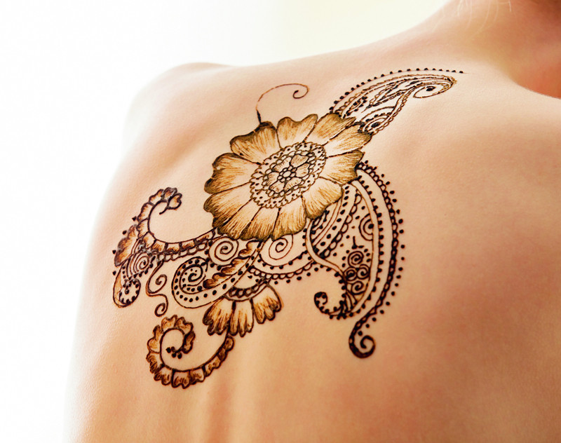Skaisti izskatās hennas zīmējums uz muguras.