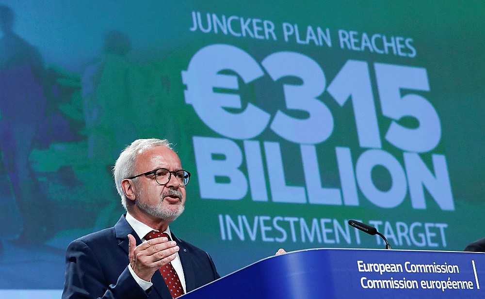 Eiropas Investīciju bankas prezidents Verners Hoijers 18. jūlijā Briselē paziņo par Junkera plāna pārpildi.