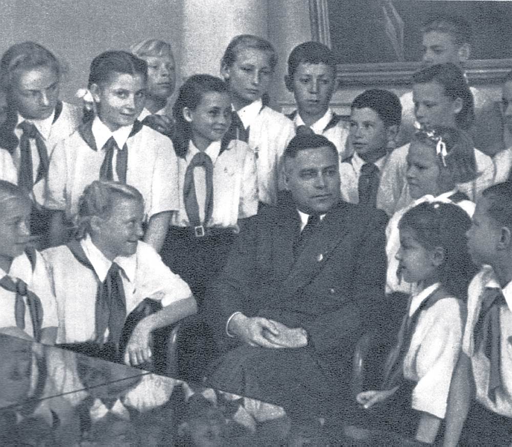 Latvijas PSR VDK 50. gadu ziņojumi par pretpadomju noskaņojumu pat skolu jaunāko klašu bērnu vidū liecina, ka ģimenē mācītais spēja neitralizēt varas uzspiesto ideoloģiju. Rakstnieks un LPSR Ministru padomes priekšsēdētājs Vilis Lācis pionieru vidū 50. gadu sākumā.