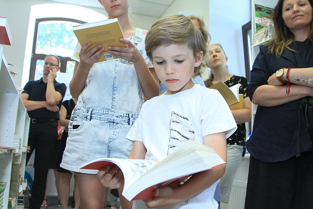 Strādājot bibliotēkā, esam novērojuši, ka tie autori, kuri uzrunā lasītāju kā līdzvērtīgu sarunu partneri, bērniem patīk vislabāk.