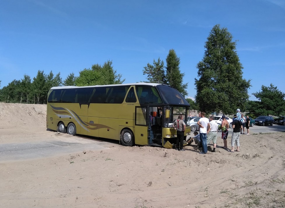 Pie mola Liepājā smiltīs iestidzis tūristu autobuss, 22.07.2018.