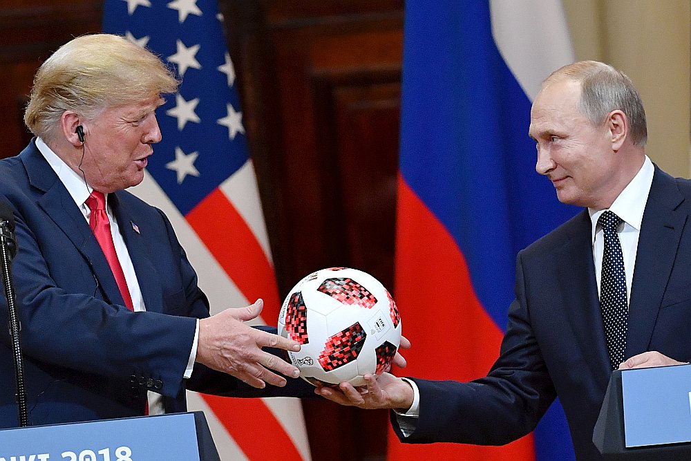 Helsinku sarunu noslēguma preses konferencē ASV prezidents Donalds Tramps saņēma dāvanā no Krievijas prezidenta Vladimira Putina futbola bumbu. “Šī futbola bumba ir patiesi jauka,” atzina Tramps.