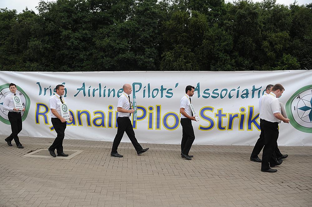 Īrijas zemo cenu aviokompānijas “Ryanair” piloti streika laikā.