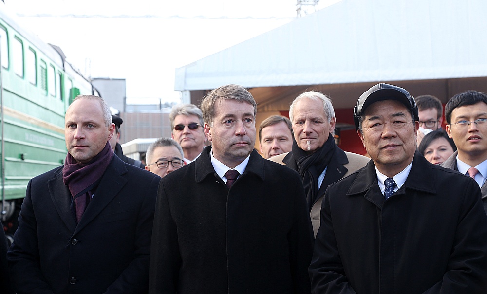 Toreiz, 2016. gada 5. novembrī, Satiksmes ministrijas valsts sekretārs Kaspars Ozoliņš (no kreisās), satiksmes ministrs Uldis Augulis un Ķīnas Nacionālās attīstības un reformu komisijas direktora vietnieks He Lifengs testa konteinervilcienu “Jivu–Rīga” sagaidīja Rīgas Centrālajā stacijā. Tagad pirmie divi brauca uz Ķīnu ar nepārspētiem šo testu rezultātiem.
