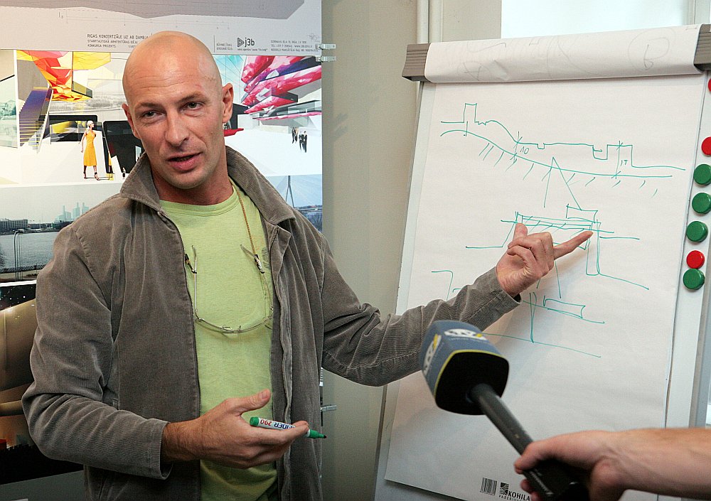 Koncertzāles uz AB dambja projekta autors, arhitekts Andis Sīlis 2006. gadā publiskajā apspriešanā prezentē savu ieceri.