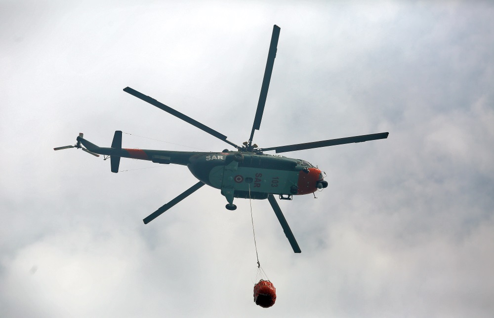 Valdgales mežu un kūdras ugunsgrēka dzēšanas darbos iesaistīti vairāki helikopteri, 19.07.2018.