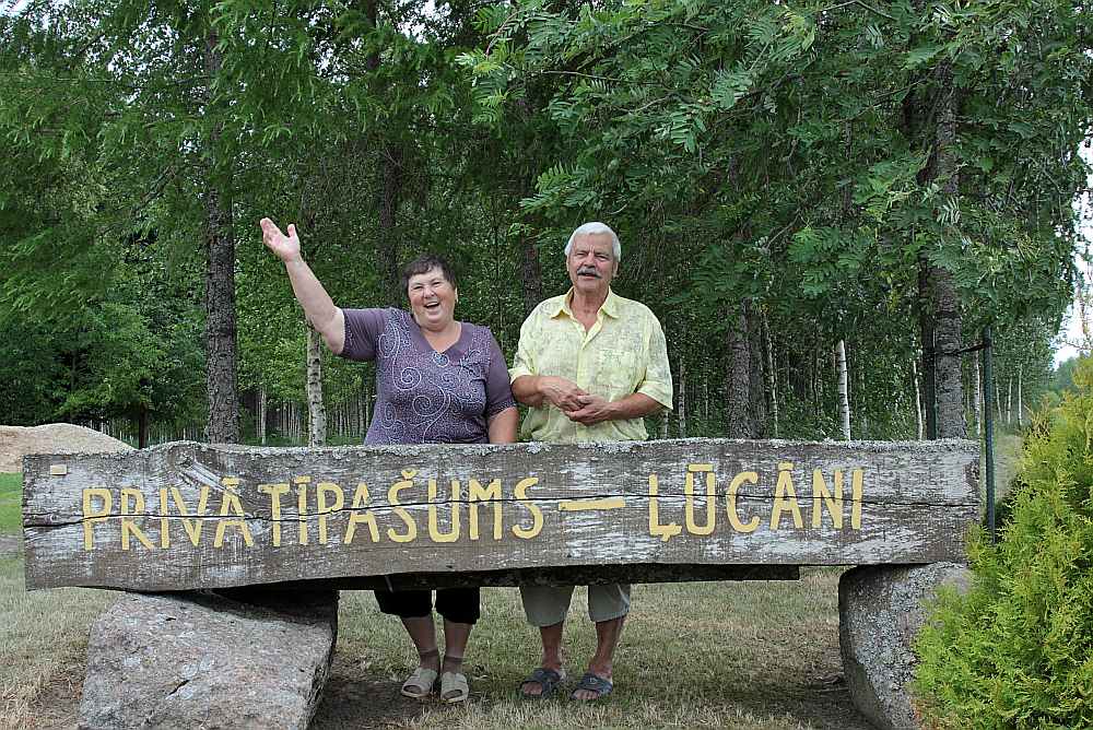 Vietā, kur kādreiz bijušas Gunta tēva mājas, Guntis un Skaidrīte uzstādījuši īpašuma zīmi un iestādījuši sarkanos ozolus, pīlādžus, vīnstīgas.