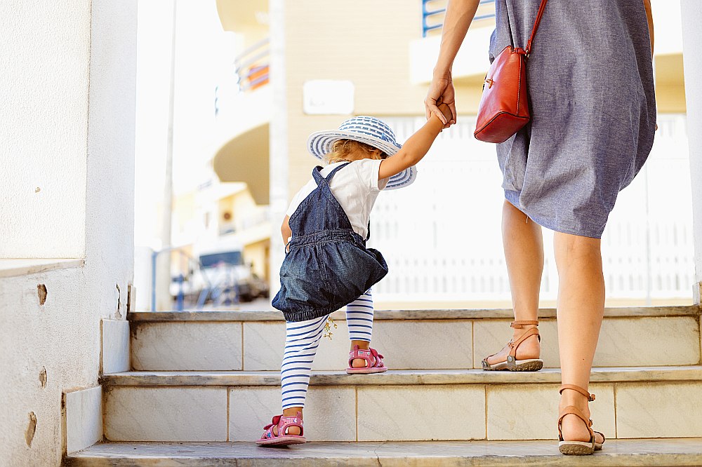 Aptuveni 20% bērnu netiek nodrošinātas vietas pašvaldību bērnudārzos, tāpēc kā risinājums tiek piedāvāts aukļu tīkls un privātie bērnudārzi.