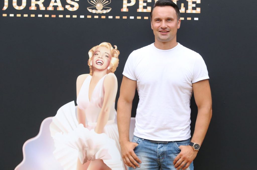 Aktieris Andris Bulis otrā starptautiskā teātra un kino mūzikas festivāla “Jūras pērle” atklāšanas koncerta laikā Dzintaru koncertzālē, kas veltīts Rīgas kinostudijas 70 gadu jubilejai.