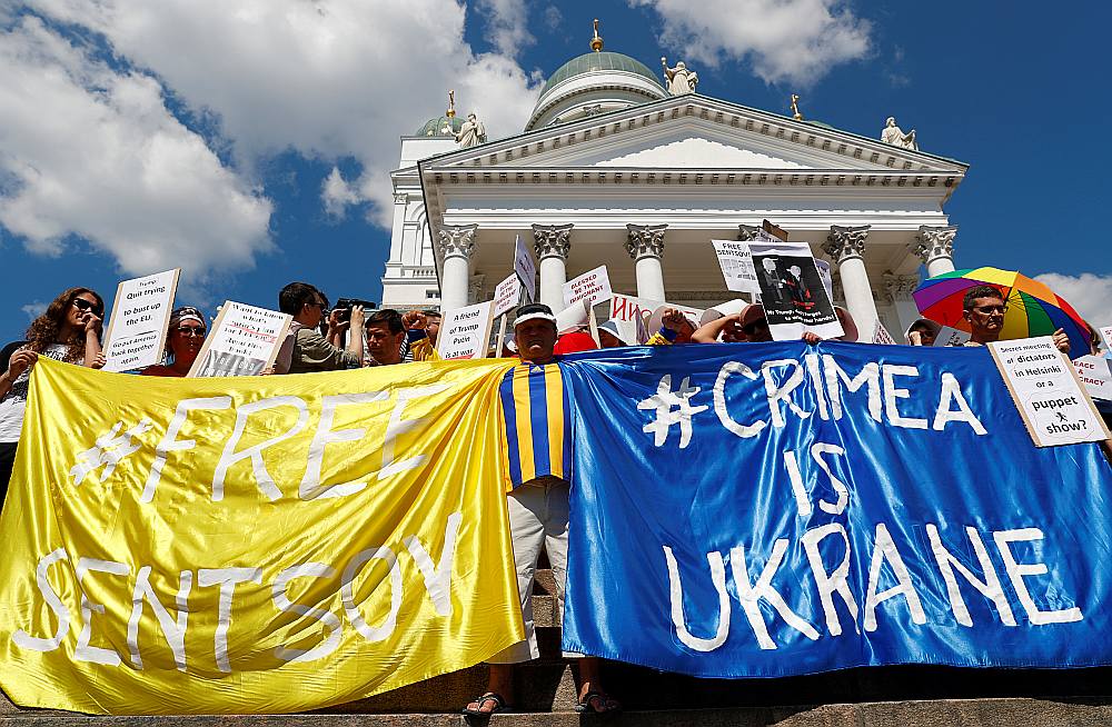 Sabiedriskās organizācijas “Helsinku aicinājums” vakar rīkotajā demonstrācijā Somijas galvaspilsētā tās dalībnieki aicināja ASV un Krievijas samita dalībniekus paust atbalstu cilvēktiesību ievērošanai un nosodīja Krievijas agresiju Ukrainā.