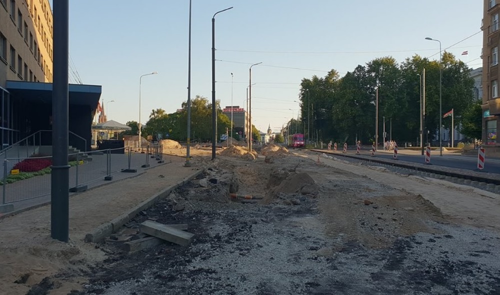 Liepājas centrā, Lielā ielā rekonstrukcijas darbu laikā atrok vēsturiskās Valdes nama pamatus, 26.07.2018.
