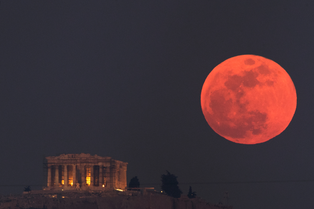 Mēness aptumsuma laikā Grieķijā 2018.gada janvārī. Foto – AP/Scanpix/LETA
