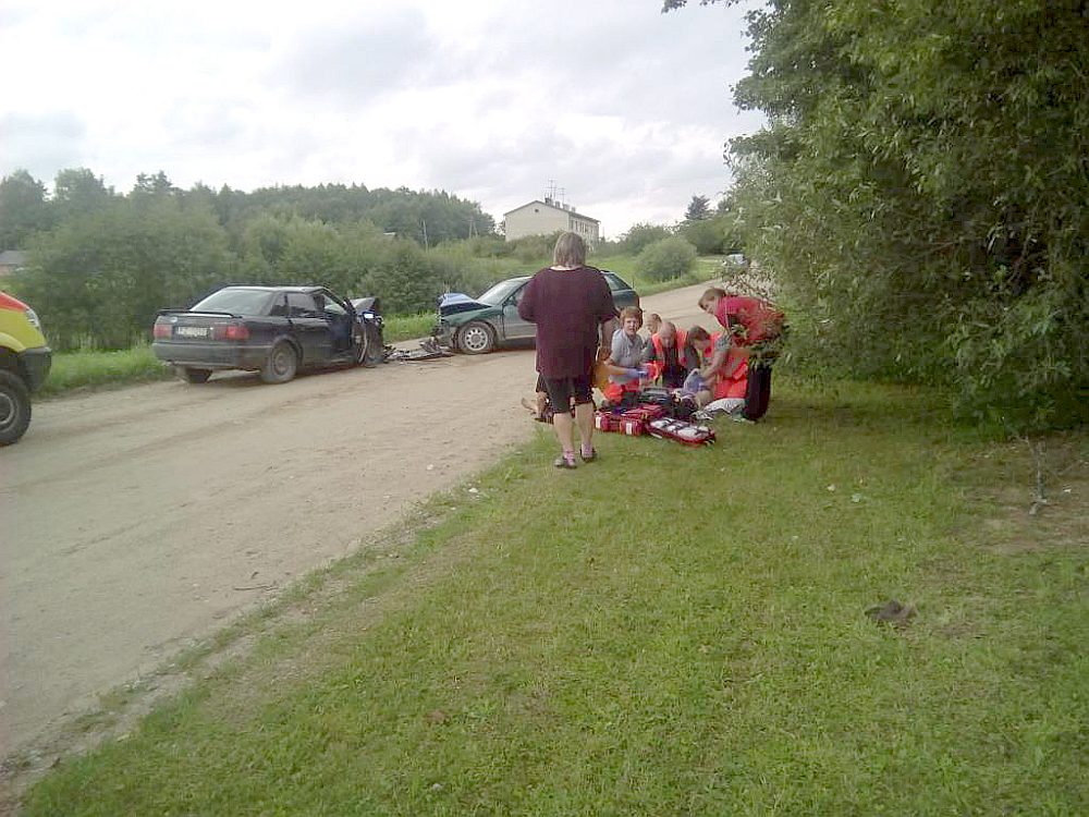 “Audi 80” (no kreisās) un “Audi A4” sadursme pirms diviem gadiem. Ceļa labajā pusē mēģina glābt mazo meitenīti.