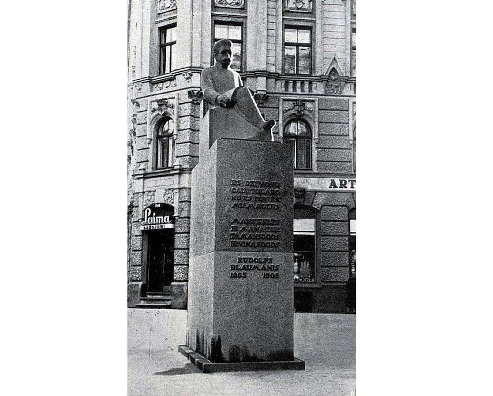 R. Blaumaņa piemineklis jaunajā vietā.