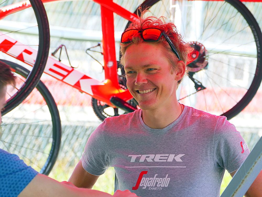 Toms Skujiņš atzīstami startē Pasaules tūres kalendārā iekļautajā daudzdienu velobraucienā Itālijā.