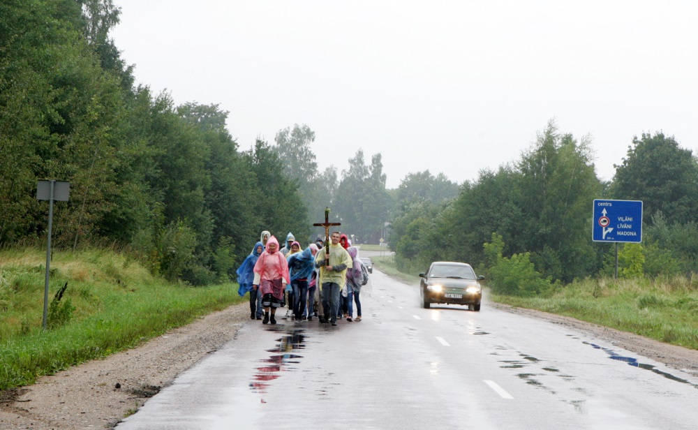 Arhīva foto. Svētceļnieki dodas uz Aglonu.