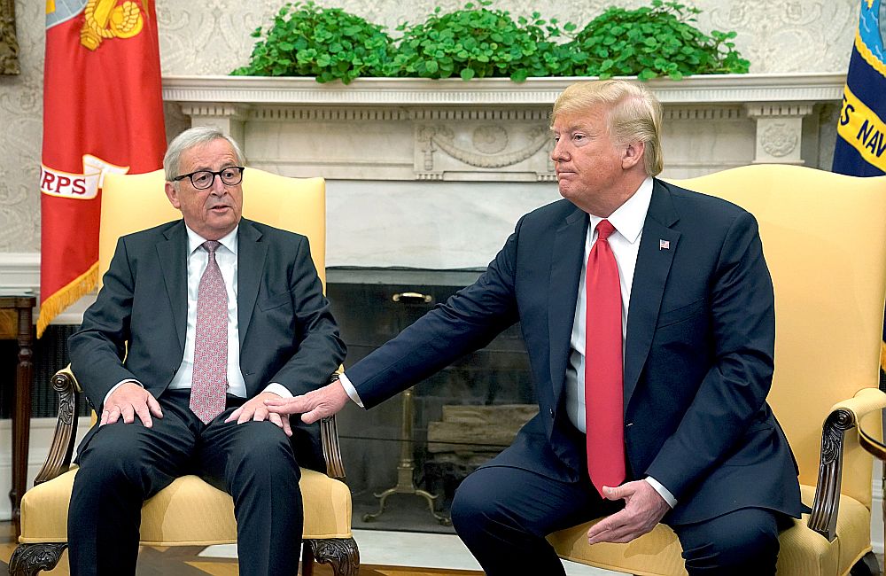 Eiropas Komisijas priekšsēdētājs Žans Klods Junkers (no kreisās) un ASV prezidents Donalds Tramps Baltajā namā.