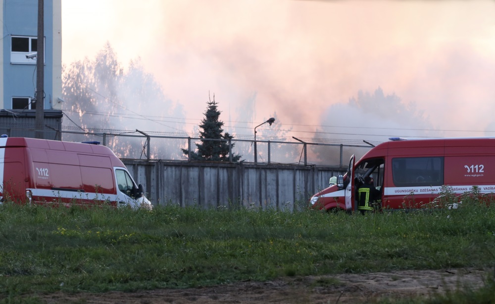 Rīgā, Lubānas ielā aizdegušās koka paletes. Dūmi redzami jau no tālienes, 26.07.2018.