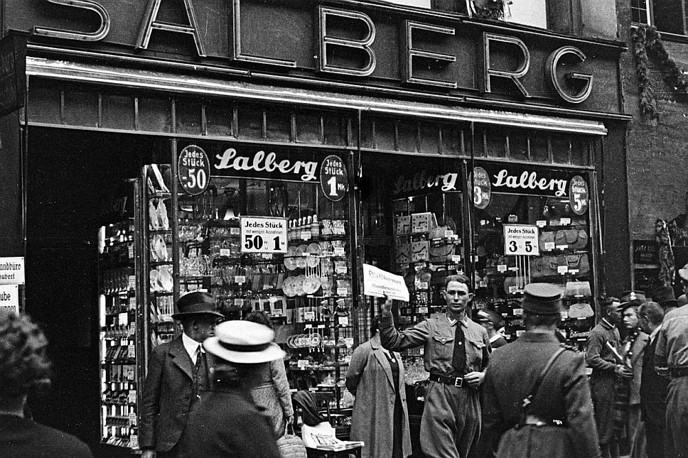 Ebreju veikala bloķēšana Nirnbergā 1935. gadā.