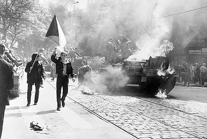 Aizdedzināts padomju tanks Prāgā.