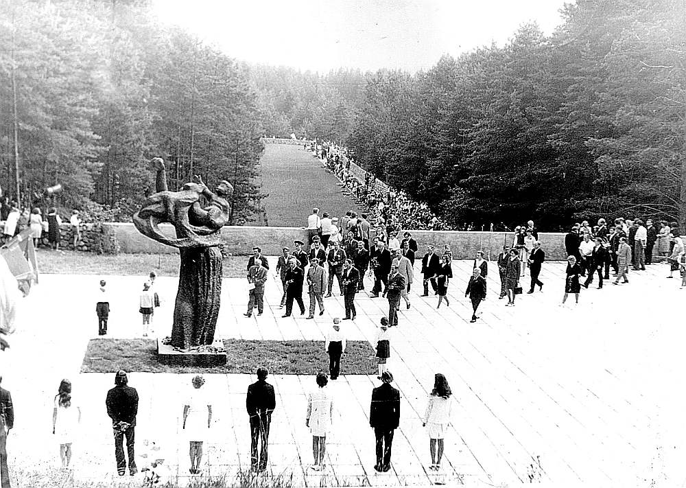 Ančupānu memoriāla atklāšanas pasākums 1974. gada 27. jūlijā.