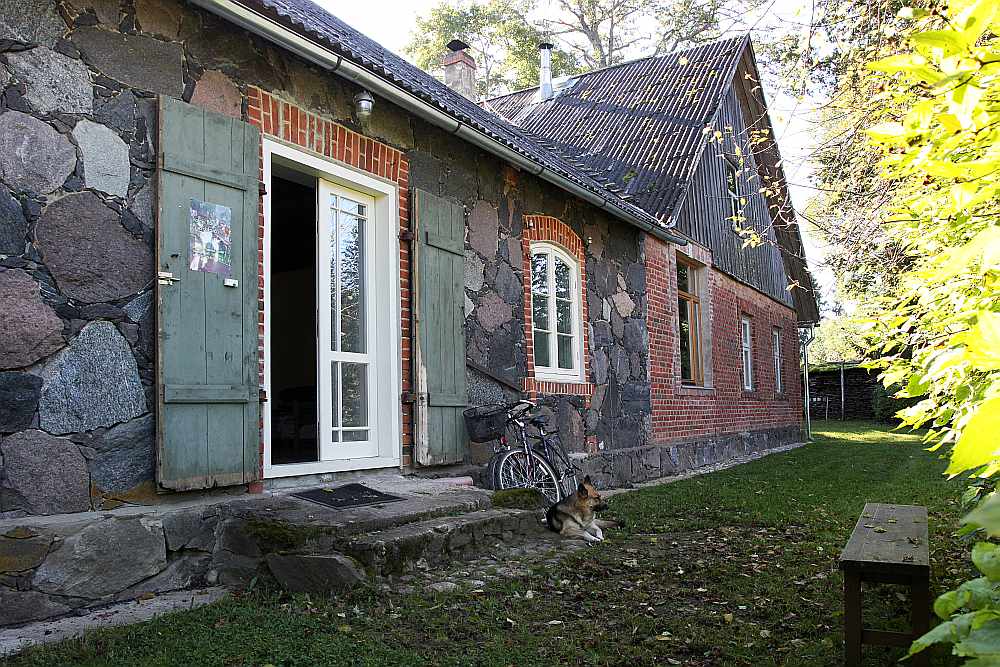 “Lejas Vālēnu” akmens mūra ēku 1870. gadā cēluši Delles. Vēlāk tai piebūvēta dzīvojamā ēka, kam guļbaļķi apmūrēti ar sarkanajiem ķieģeļiem.