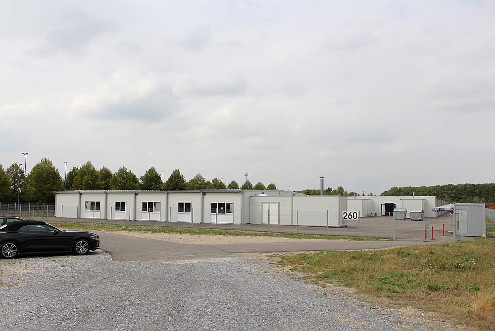 Bēgļu patversme Nordparkā Menhengladbahā, Vācijas pilsētā ar 250 tūkstošiem iedzīvotāju, netālu no Nīderlandes robežas.