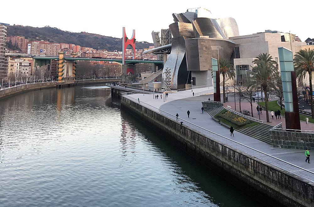 Kopš Gugenheima laikmetīgās mākslas muzeja izveides 1997. gadā Bilbao no panīkušas postindustriālas pilsētas pārtapa par vienu no pasaulē visvairāk iekārotiem tūrisma galamērķiem.