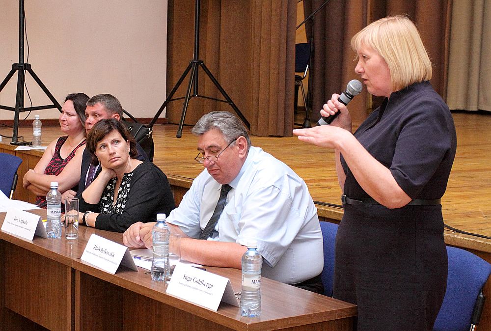 “Kad cilvēki jutīsies pierobežā droši, tad arī viņi te dzīvos. Negribam būt dzīvais vairogs,” skaidroja Daugavpils domes izpilddirektore Inga Goldberga (no labās). Diskusijā piedalījās arī Špoģu vidusskolas direktors Jānis Belkovskis, bijusī Saeimas Izglītības, kultūras un zinātnes komisijas priekšsēdētāja Ilze Viņķele, Saeimas Izglītības, kultūras un zinātnes komisijas priekšsēdētājs Aldis Adamovičs, Saeimas Cilvēktiesību un sabiedrisko lietu komisijas priekšsēdētāja Inese Laizāne.