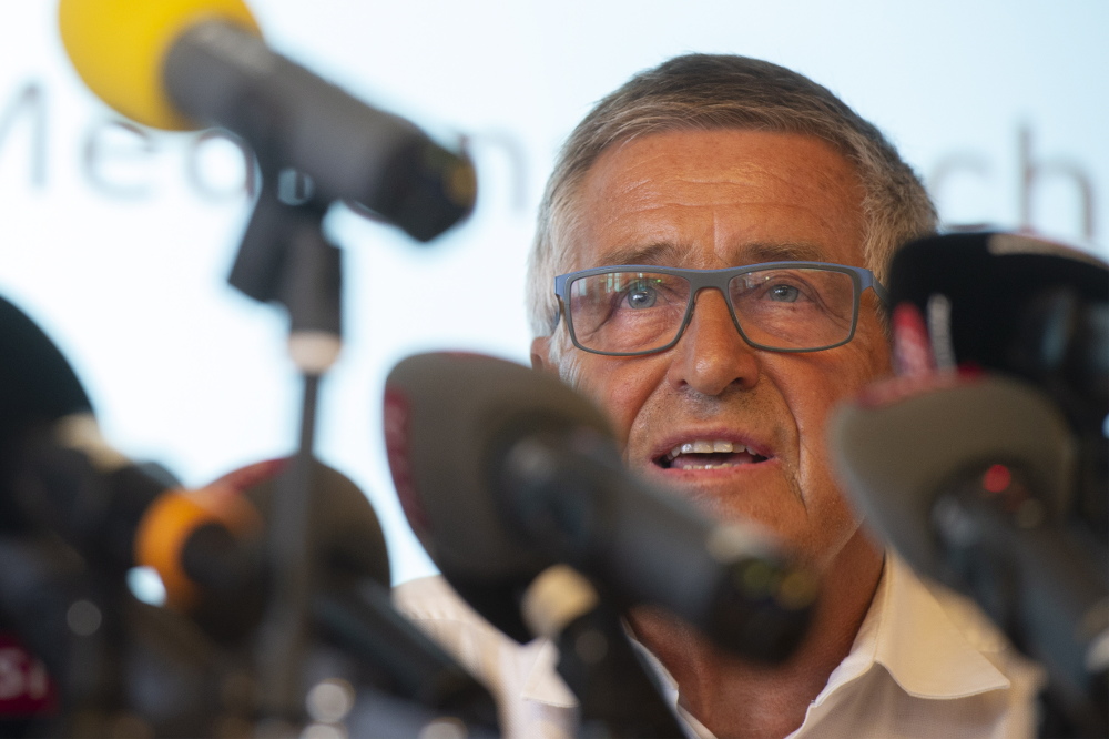 JUAir pārstāvis Kurts Valdmeiers atbild uz žurnālistu jautājumiem.