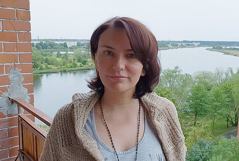 Ginta Gerbaševska sevi raksturo kā Rīgā padomju laika melos un klusēšanā dzimušu un izaugušu bērnu.
