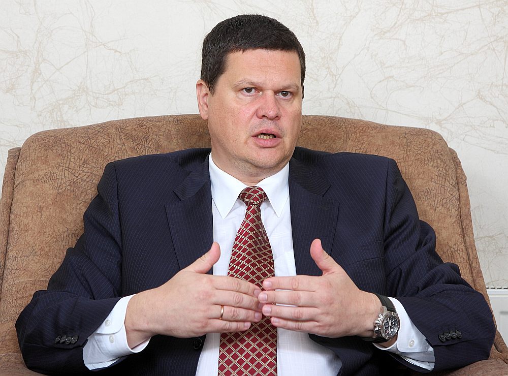 VARAM vadītājs Kaspars Gerhards (NA) vienīgais no pašreizējās valdības locekļiem nekandidēs uz 13. Saeimu. Partijā gan tiek pieļauts, ka viņš pēc vēlēšanām varētu tikt vēlreiz virzīts VARAM vadītāja amatam, bet pats Gerhards par šādu scenāriju neizklausījās iepriecināts.