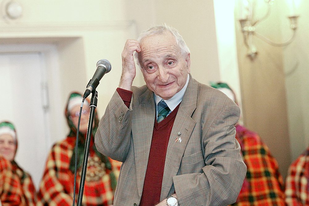 Franks Gordons savas grāmatas “Publicistika” atvēršanas svētkos Rīgas Latviešu biedrības namā 2011. gada 2. novembrī.