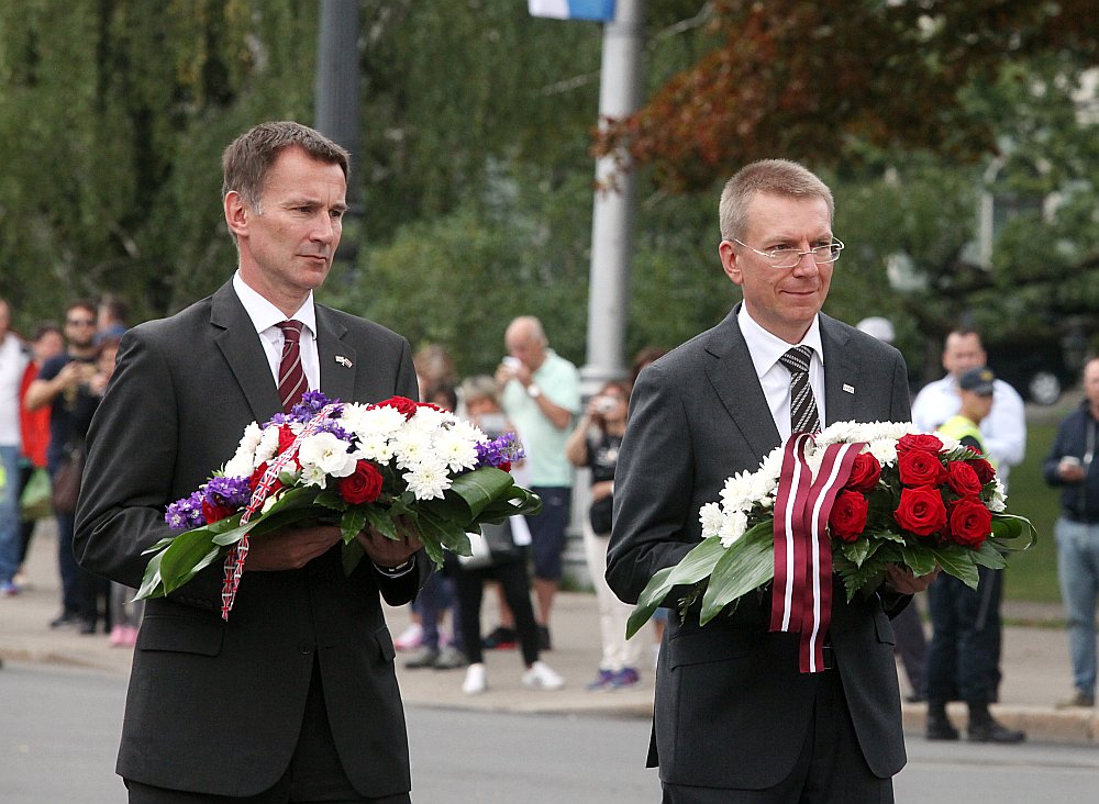 Apvienotās Karalistes ārlietu ministrs Džeremijs Hants (no kreisās) kopā ar Latvijas ārlietu ministru Edgaru Rinkēviču nolika ziedus pie Brīvības pieminekļa.