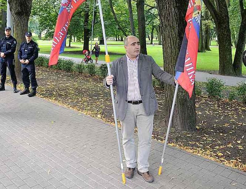 Aizturētais ždanokietis Iļja Kozirevs 2014. gadā Latvijas Krievu savienības rīkotā piketā iepretim Ukrainas vēstniecībai tur pašpasludinātās “Doņeckas tautas republikas” karogu.