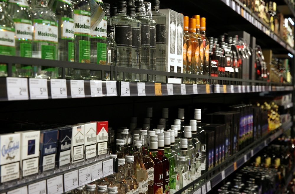Alkoholiskie dzērieni veikala plauktā